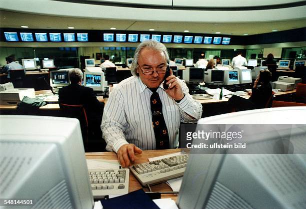 Blick in den Börsensaal der Börse im Ludwig-Erhard-Haus: Börsenmakler sitzt vor einem Computer und telefoniert - Mai 1998