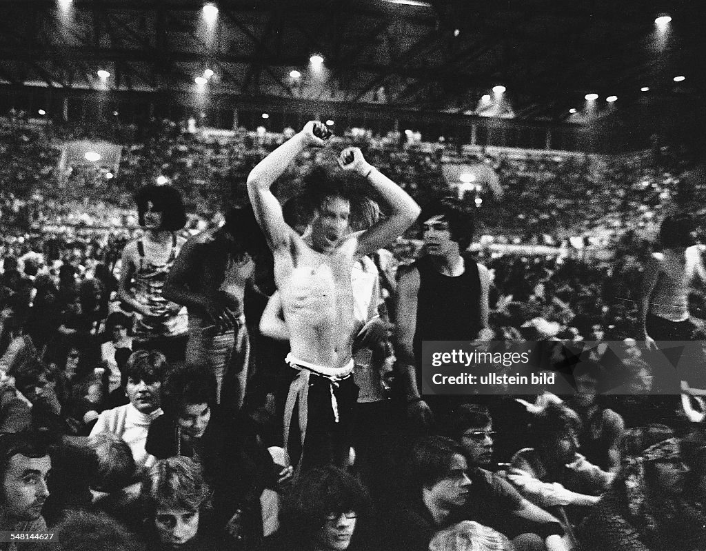 Federal Republic of Germany Bavaria Munich: Fans listening to the music at the Euro - Pop 70 festival - 1970 - Photographer: Rudolf Dietrich - Vintage property of ullstein bild