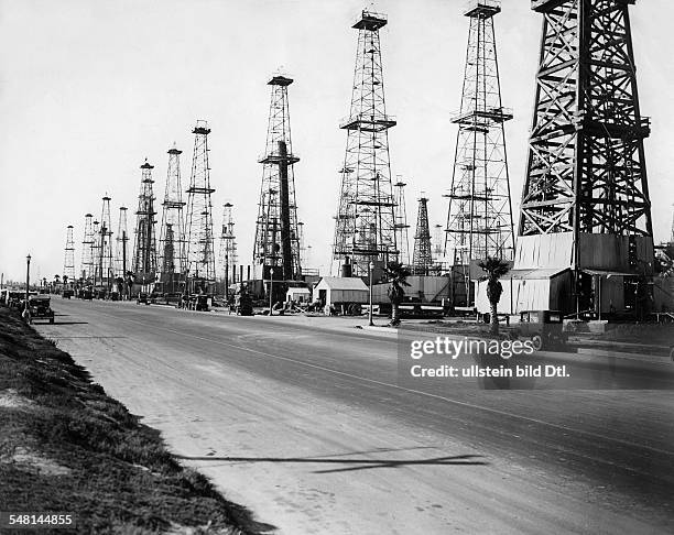 California : Oil derricks in Huntington Beach - around 1930 - Vintage property of ullstein bild