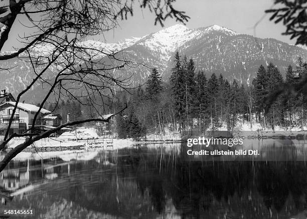 German Empire - Bayern Freistaat - : Upper Bavaria: Badersee near Garmisch in winter - In background the mountains Schafberg und Griesberg -...