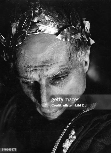 Franck, Walter - Actor, Germany *16.04.1894oder1896-+ Role-picture as Julius Caesar ( - ca. 1933 - Photographer: Rene Fosshag - Published by:...