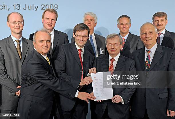 Germany Bavaria Munich - founding of DESERTEC , from left: Frank-Detlef Drake, RWE, Udo Ungeheuer, SCHOTT AG, Wolfgang Knothe , MAN, Rene Umlauft,...
