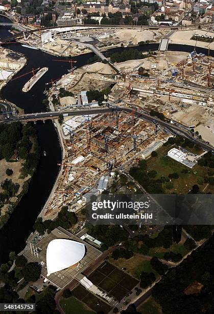 Luftaufnahme der Baustelle am Spreebogen; im Vordergrund links die Kongresshalle , rechts daneben das "Tempodrom" und das Carillon; am oberen...