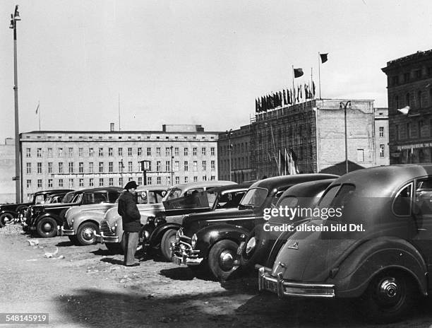 Blick auf ein Hintergebäude sowie ein Mitte der 30er Jahre errichtetes Seitengebäude des ehem. Reichsministeriums für Volksaufklärung und Propaganda;...