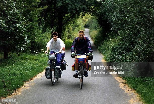 Zwei Radfahrer mit Gepäck auf einer Radtour - um 1997