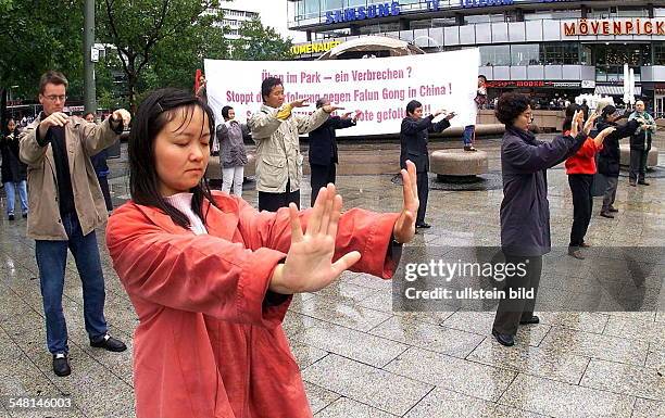 Demonstration von Anhängern der Falun Gong gegen die Verfolgung in China - Breitscheidplatz,