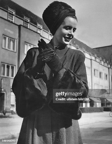 Coat with wide fur trimming on the sleeves which can be taken off and used as muff - 1942 - Photographer: Regine Relang - Published by: 'Berliner...