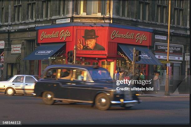 Straßenszene: Taxi vor "Churchill Gift Shop" - 1995