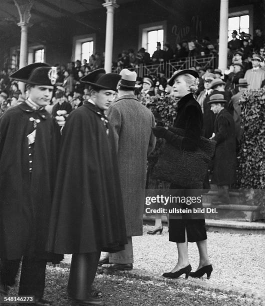 Italy Lazio 1870-/1861-70 Stato Pontifico / Papal State Roma Rome: Elegant lady with seat cushion under her arm at a horse-race in Rome - 1937 -...