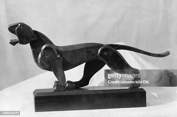 Toys Woodcut animal figures , designed by artists and movable in all parts - 1924 - Photographer: Philipp Kester - Published by: 'Vossische Zeitung'...