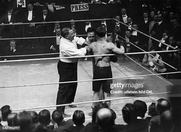 Great Britain England London: Boxing match between Johnny Summer and James Edvard Britt in the National Sporting Club , London - probably 1908 or...