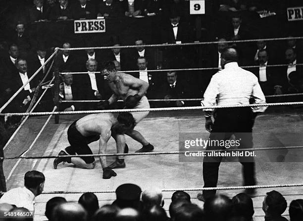 Great Britain England London: Boxing match between Johnny Summer and James Edvard Britt in the National Sporting Club , London - probably 1908 or...