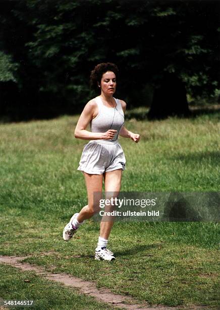 Frau beim Joggen in der Natur - 1997