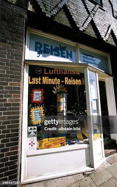 Symbolbild "Last - Minute Reisen" Schaufenster eines Reisebüros mit Werbung für Last - Minute Angebote - 00.08.1996