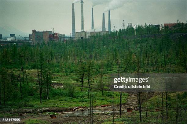 Qualmende Fabrikschlote und das daraus resultierende Waldsterben in der sibirischen Arktis . - 1995