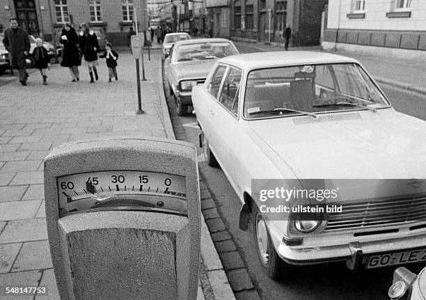 Road traffic, road, pavement, cars parking on the roadside, parking meters, D-Goettingen, Leine, Leine Valley, Lutter, Lower Saxony -