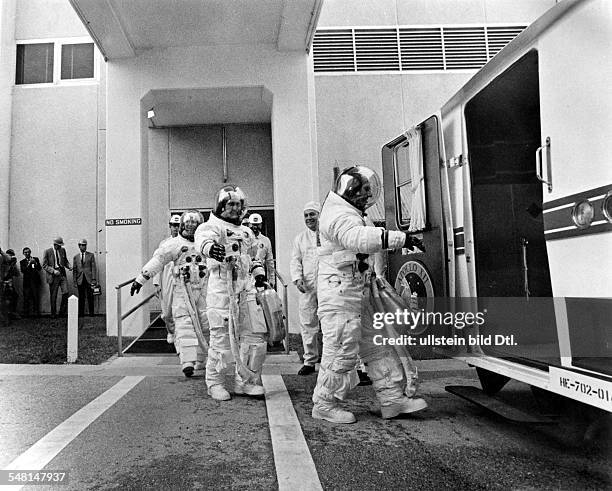 Die Astronauten von Apollo 12 auf dem Weg zum Start, v.v.n.h.: Charles Conrad, Richard F. Gordon, Alan L. Bean -