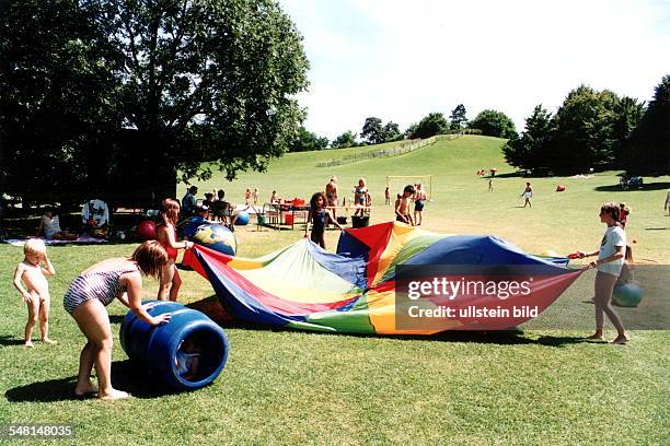 Kinder spielen im Britzer Garten - 1998