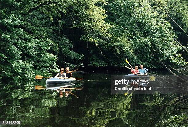 Zweier - Kajaks paddeln auf der Havel zwischen Fürstenberg und Blankenförde - Juli 1998