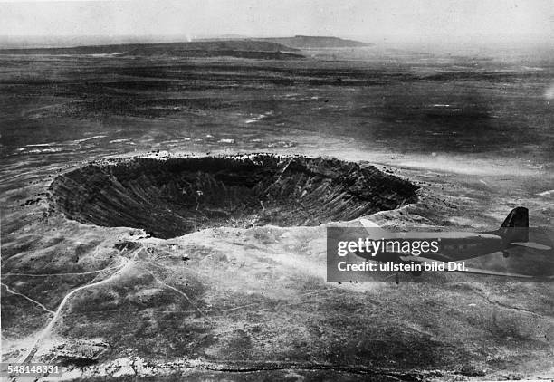 Arizona : Aerial view of the meteor crater in Arizona - 1941 - Photographer: Atlantic-Press - Published by: 'Berliner Volkszeitung' Vintage property...