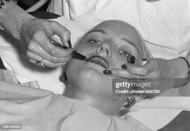 Beauty care: Applying a lipstick - 1958 - Vintage property of ullstein bild