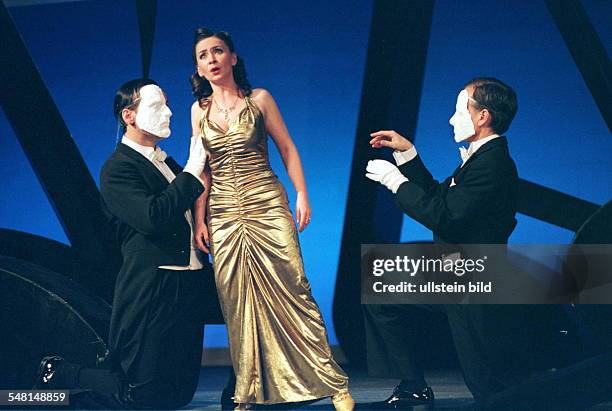 Oper "Die seidene Leiter" von Gioacchino Rossini Inszenierung: Kay Kuntze v.l. Hans Gröning , Miriola Mainka , James Daniel Frost Berliner Kammeroper...