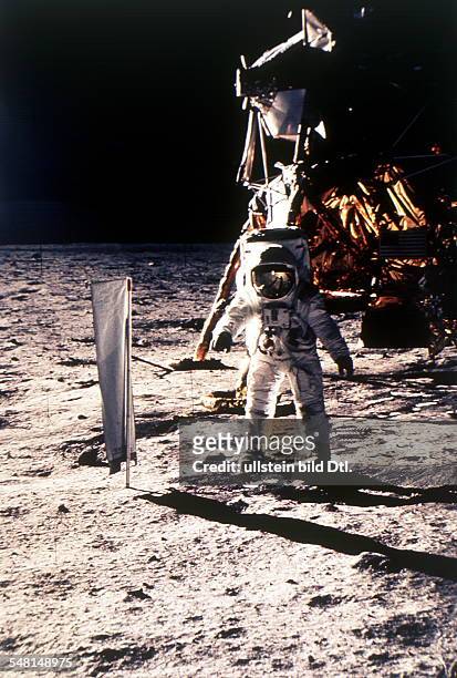 Apollo 12 Mission / lunar landing: Astronaut Alan Bean has set up the Solar Wind Composition Experiment on the Moon ; behind him the lunar module...