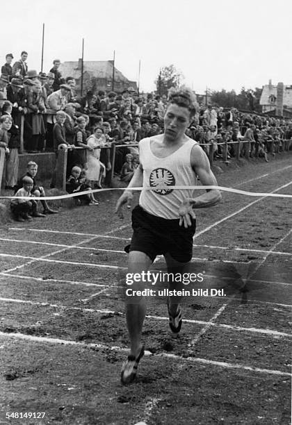 Ulzheimer, Heinz *- Leichtathlet, Mittelstreckenlaeufer, D - bei einem Wettkampf , erreicht die Ziellinie - 8.06.1948