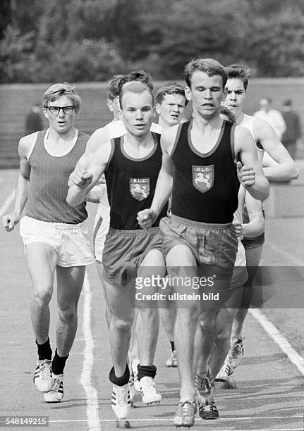 Sports, athletics, Competition in Athletics 1966 of the Vest Recklinghausen in the Jahn Stadium in Bottrop, track racing, long distance, men,...