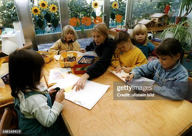 Kinder mit einer Erzieherin beim Malen - Oktober 1997