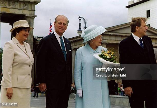 Besuch der englischen Königin Elizabeth II. In Berlin anlässlich der Einweihung der britischen Botschaft: Berlins Regierender Bürgermeister Eberhard...