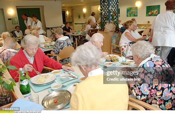Altenpflege, Seniorenheim, Pflegeversicherung: Heimbewohner beim Mittagessen im Speisesaal Editorial-use-only!