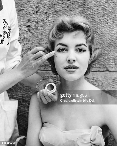 Applying makeup on a woman's face - 1956 - Vintage property of ullstein bild