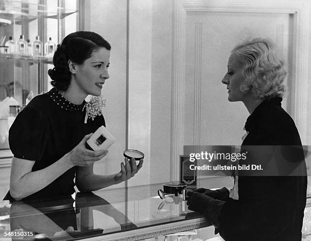 Saleswoman and client in a beauty shop - 1937 - Vintage property of ullstein bild