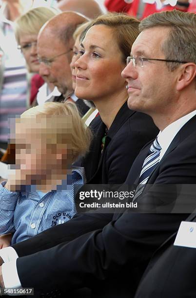 Wulff, Christian - Politician, Federal President, CDU, Germany - with wife Bettina and son Linus