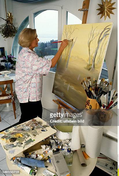 Kubitschek, Ruth Maria *- Schauspielerin, D - Halbportrait, beim Malen in ihrer Wohnung in der Schweiz - 1995