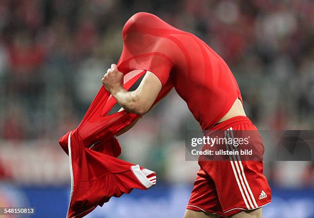 Ribery, Franck - Football, Midfielder, FC Bayern Munich, France - taking off his vest