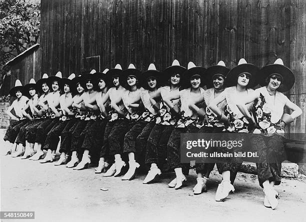 Revue girls posing in the courtyard of the Scala Variety Theater - probably 1920ies