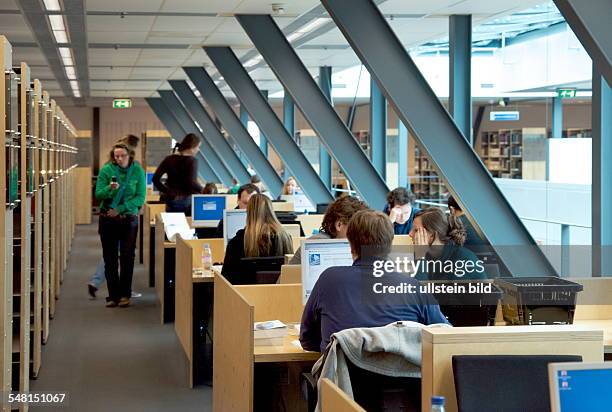 University Maastricht, students in the library