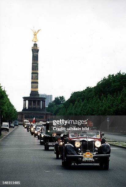 Rallye Paris-Peking: Der Berliner Konvoi auf der Strasse des 17. Juni vor der Siegessäule in Berlin