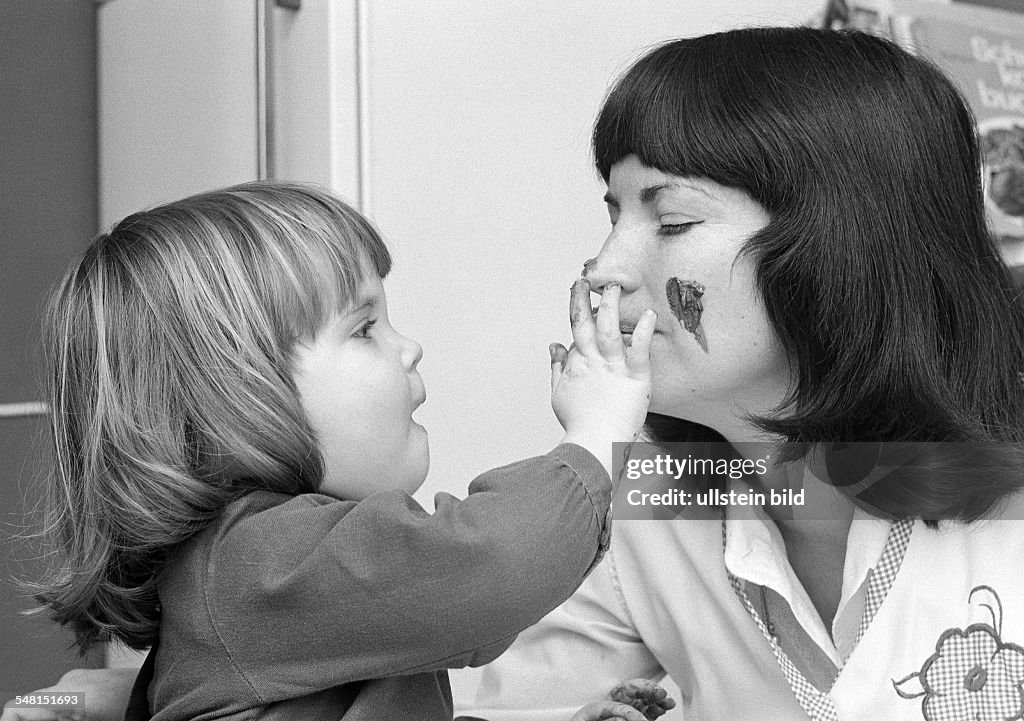 People, young mother plays with the daughter, finger colouring, aged 25 to 35 years, aged 4 to 6 years, Ria, Kathrin - 15.02.1976