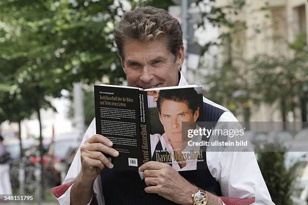 Hasselhoff, David - Actor, Singer, USA - with his autobiography 'Wellengang meines Lebens' in Berlin, Germany