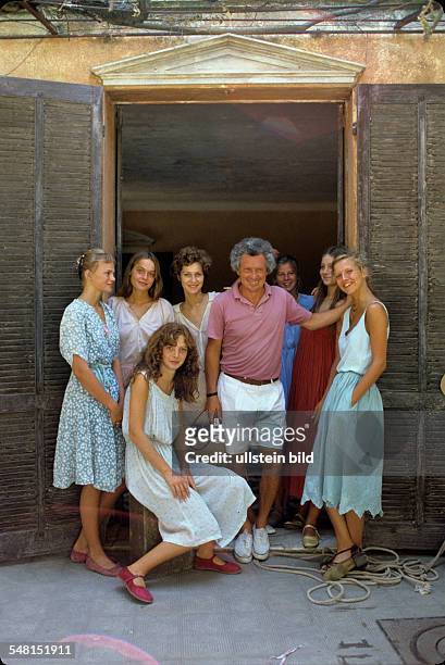 Hamilton, David - Photographer, Director, UK - *- with actresses during the making of the movie "Tendres Cousines" - 1980