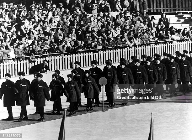Eröffnungsfeier im neuen Eisstadion 'Stadio del Ghiaccio': - Die sowjetische Olympiamannschaft marschiert ein.