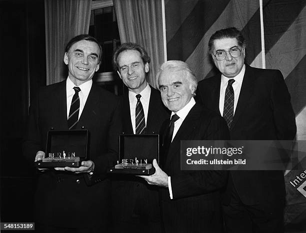 Valenti, Jack *-+ Filmindustrieller, USA - Elem Klimov , sowjetischer Regisseur, und Jack Valenti nehmen die 'Goldene Berlinale-Kamera' entgegen; in...