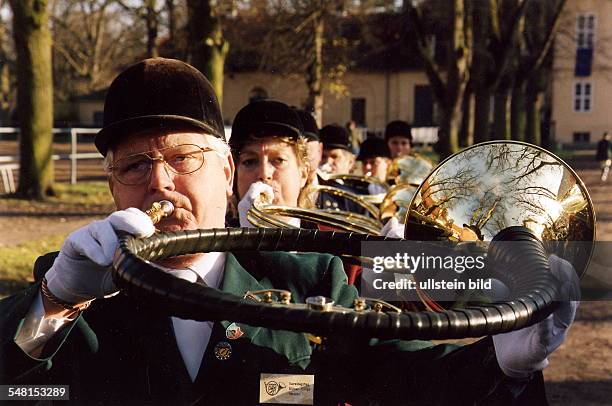 Hubertus-Jagd in Neustadt / Dosse in der Prignitz. Bläser des Vereinten Jagdhornbläser-Korps Hessen.