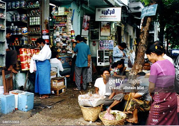Kleine Geschäfte und Händler in den Strassen der Hauptstadt Rangun - Mai 1997
