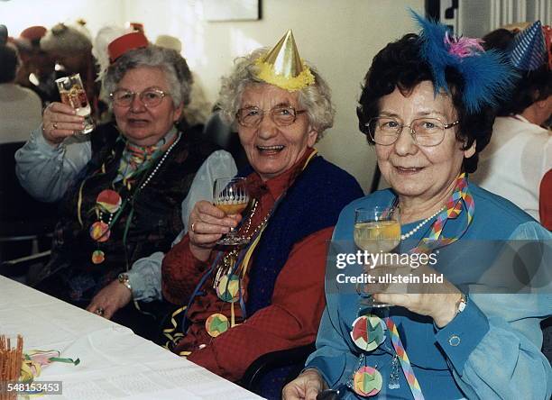 Drei Seniorinnen bei einer Faschingsfeier im Seniorenheim Hennigsdorf, Brandenburg - 1997
