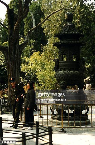 Verbotene Stadt Chinesen neben einem Räuchergefäss im Kaiserlichen Garten - April 1996