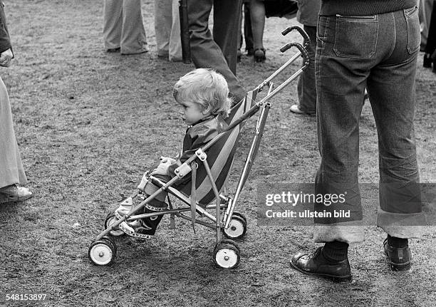 People, little boy in a buggy, aged 2 to 3 years -